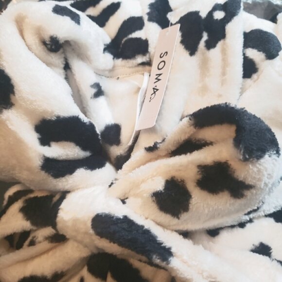 🔥SALE🔥 Leopard Robe Plush Ultra Soft Soma NWT❤Retail $84- - Picture 2 of 5